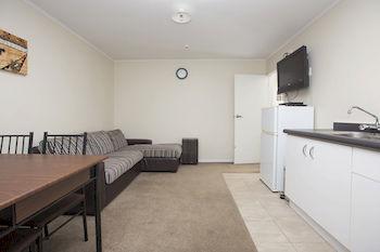 Tudor Oaks Motel Mangawhai Exterior photo